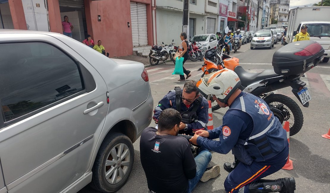 Colisão entre carro e moto deixa motociclista ferido no Centro de Arapiraca