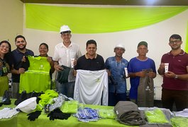 Prefeitura de Junqueiro entrega novos fardamentos e EPIs a garis e profissionais da limpeza pública