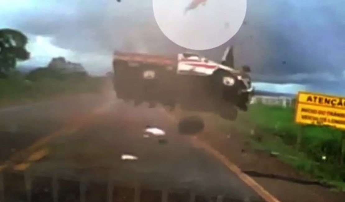 [Vídeo] Passageiro é arremessado de caminhonete durante acidente e sobrevive