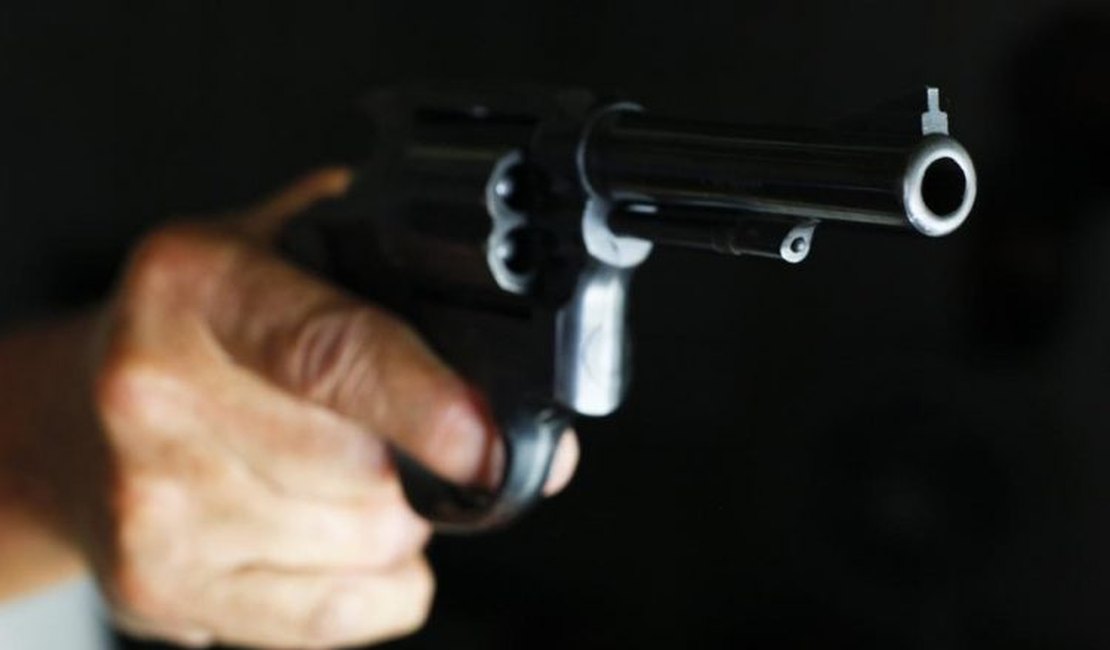 Família é trancada no banheiro enquanto jovem é morto a tiros dentro de casa, em Rio Largo