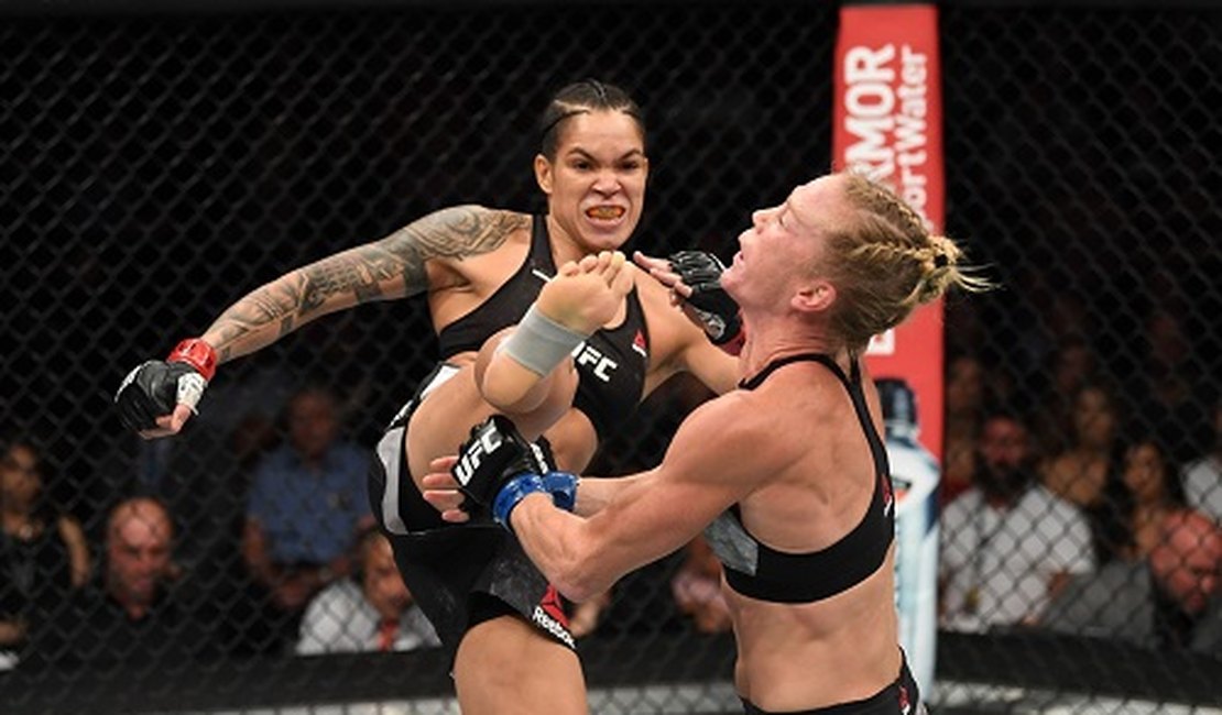 Com chute na cabeça, Amanda Nunes demole Holly Holm e defende título dos galos