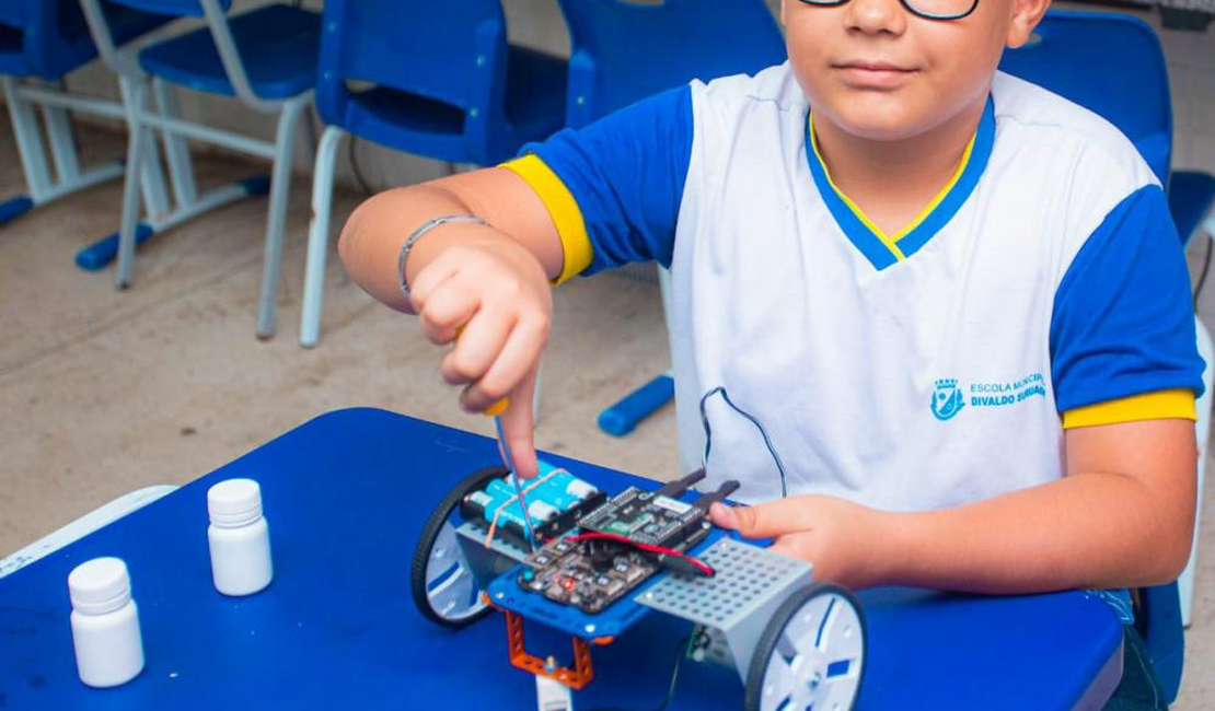Aluno de escola municipal de Arapiraca se destaca ao construir robô em apenas dez minutos