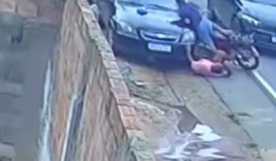 VÍDEO: Câmera flagra acidente após motociclista invadir contramão na AL-115, em Lagoa da Canoa