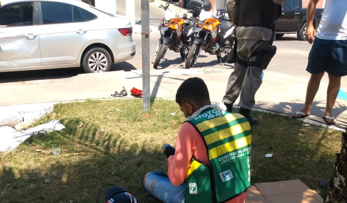 Vídeo. Veículo de passeio avança sinalização de parada obrigatória e colide em mototaxista