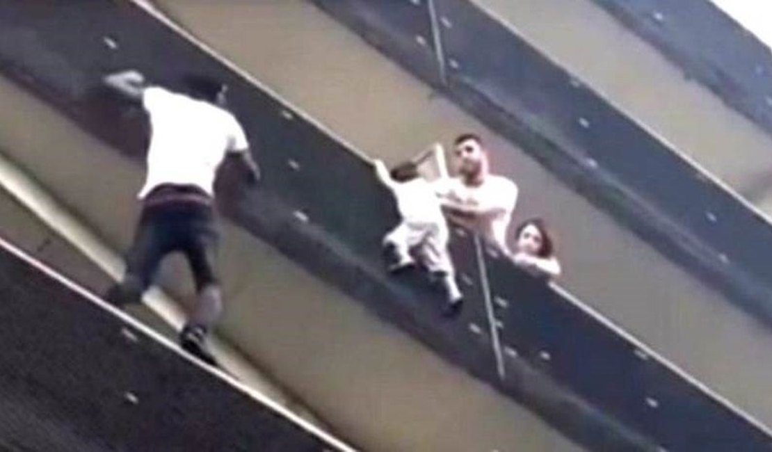 'Homem-aranha' imigrante escala prédio para resgatar criança pendurada em Paris