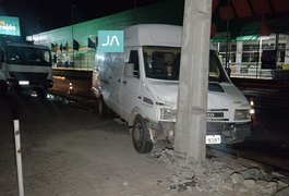 Falha em freios causa colisão de van em poste, em Arapiraca