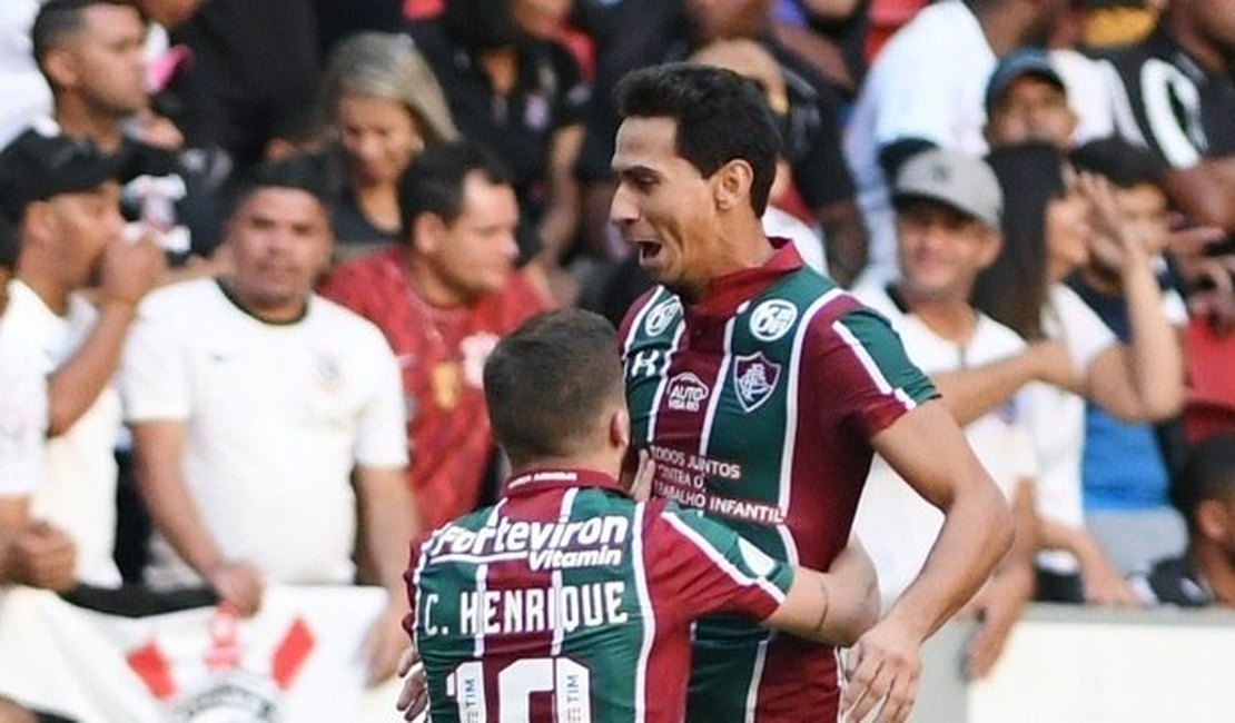 Com erro de Cássio, Fluminense vence Corinthians e se livra da zona de rebaixamento no Brasileiro