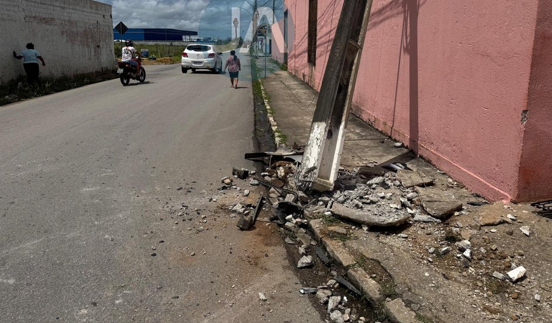 VÍDEO. Motorista de carro bate em poste de iluminação após desviar de motocicleta, no bairro Planalto, em Arapiraca