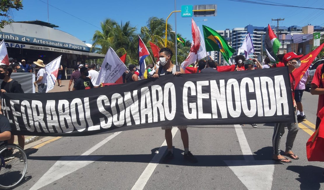 Vídeo: Manifestantes saem às ruas em atos a favor e contra Bolsonaro em Alagoas