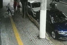 Idosa de 86 anos fratura o fêmur após ser empurrada em calçada; assista