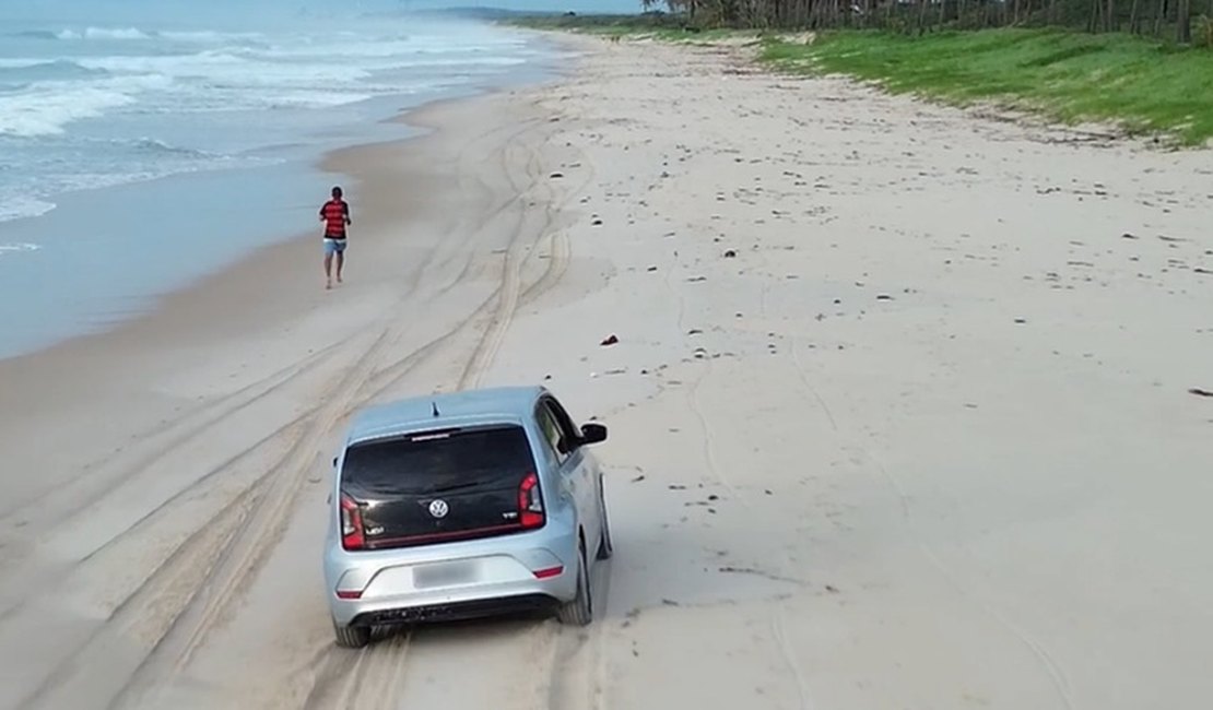 Motorista flagrado com carro na faixa de areia da Praia do Francês recebe multa de R$ 15 mil