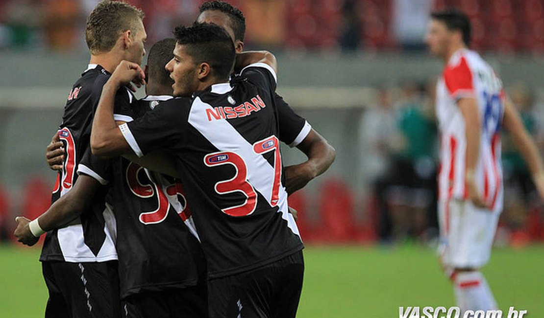 Com dois gols relâmpagos, Vasco joga bem e ganha do Náutico
