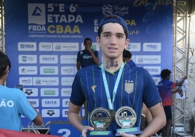 Alagoano Felipe Knowles sobe ao pódio nacional em travessia de 4 km na Bahia