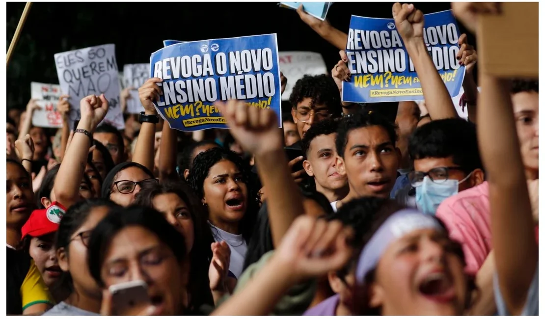 Governo Lula vai suspender cronograma de implementação do novo ensino médio e mudanças no Enem