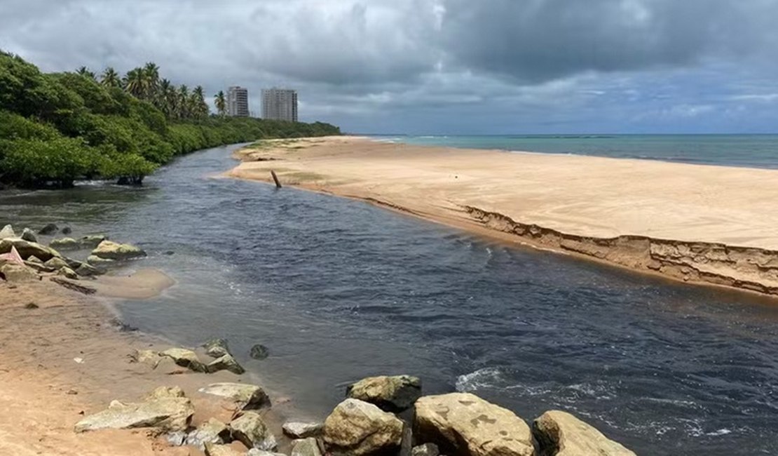 Mulher é resgatada após se afogar no Rio Jacarecica, em Maceió