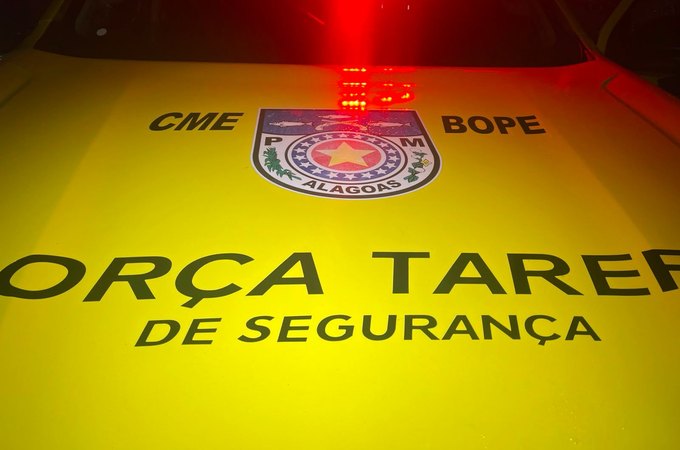 BOPE prende homem suspeito de tráfico de drogas na Grota do Rafael, no Jacintinho