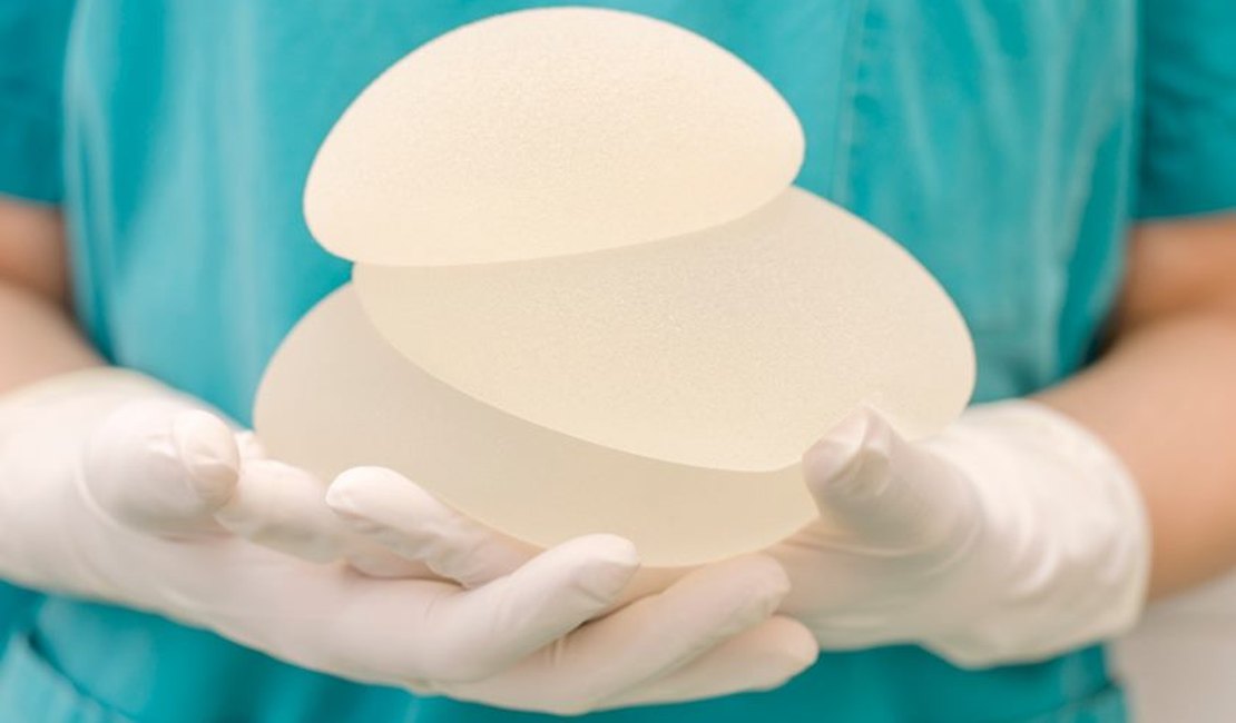 Entenda por que mulheres estão retirando seus implantes de silicone