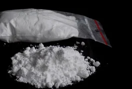 Motorista é flagrado cheirando cocaína dentro de carro no Manoel Teles