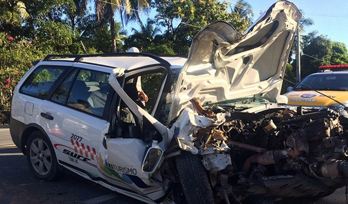 Taxista fica ferido ao colidir carro contra poste na AL-101 Norte