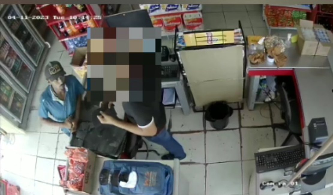 Criminoso assalta mercadinho e ainda 'agradece' vítima, em Arapiraca; Assista