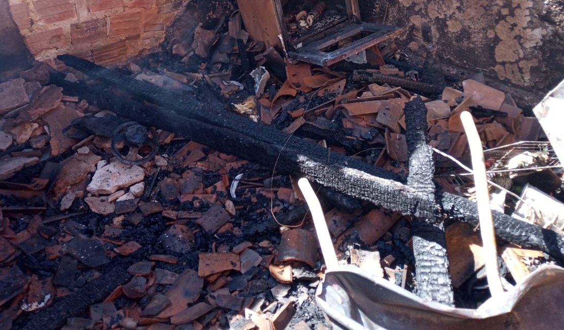 Incêndio deixa residência completamente destruída, no interior de Alagoas