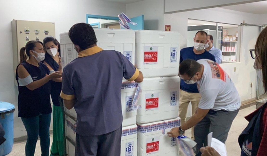 Alagoas receberá novo lote de vacinas e iniciará vacinação para pessoas entre 60 e 62 anos