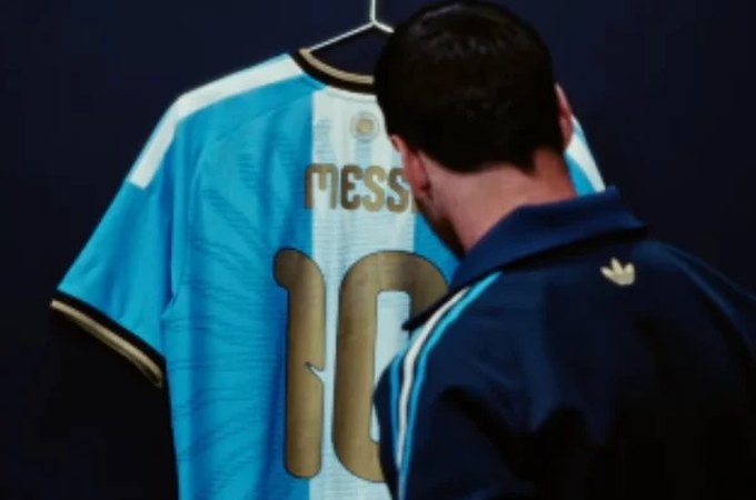 Messi mostra camisa especial para jogo de despedida da Argentina