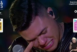 Felipe Araújo xinga o Conar e emociona os fãs com homenagem ao irmão durante live