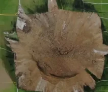 Cratera gigante se abre no meio de campo de futebol