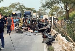 Acidente entre ônibus e caminhonete deixou ao menos 8 mortos em Minas