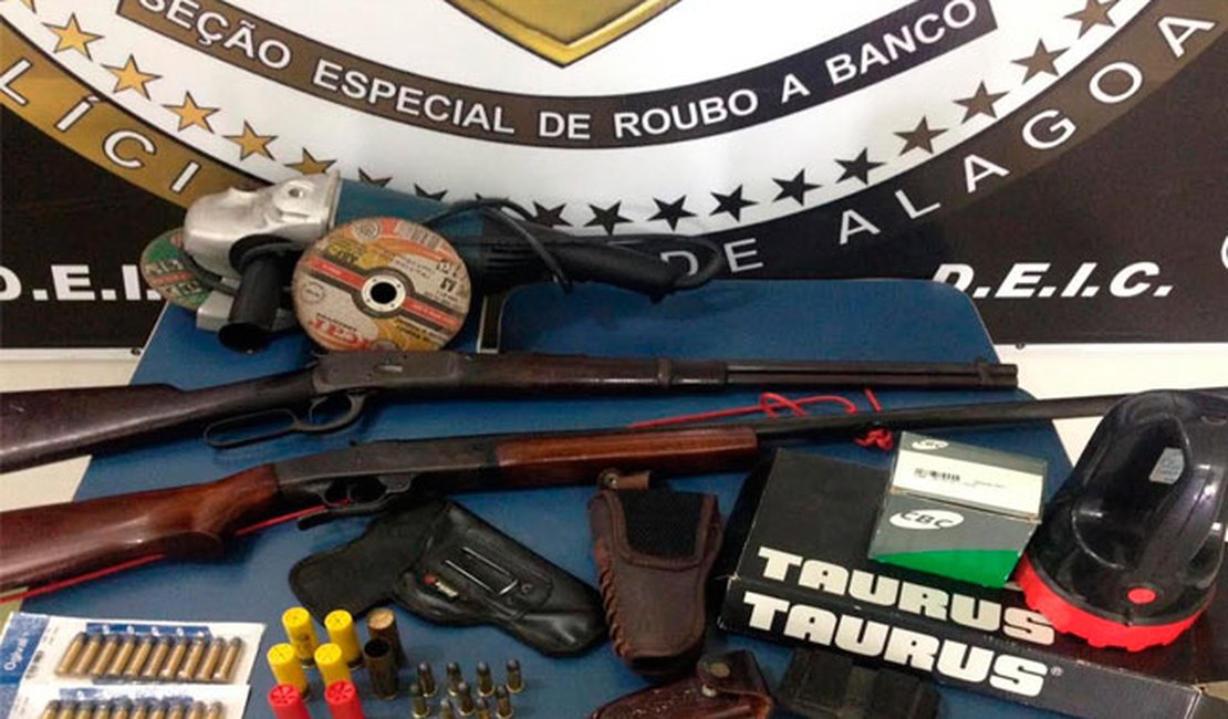 Policiais cumprem mandados de busca e apreensão no Sertão