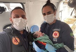 Samu atende adolescente de 17 anos em trabalho de parto a caminho do hospital, em Maceió