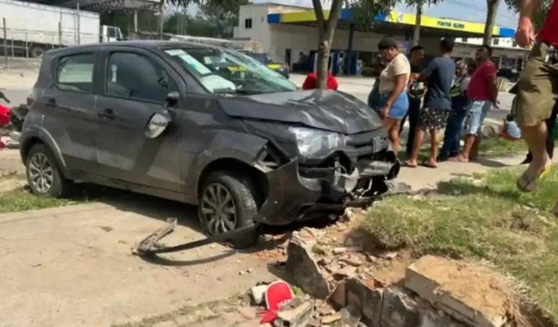 Carro colide em motos e deixa duas pessoas feridas, em União dos Palmares