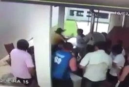 VÍDEO: Esgoto estoura e muro desaba deixando pessoas feridas, no AM