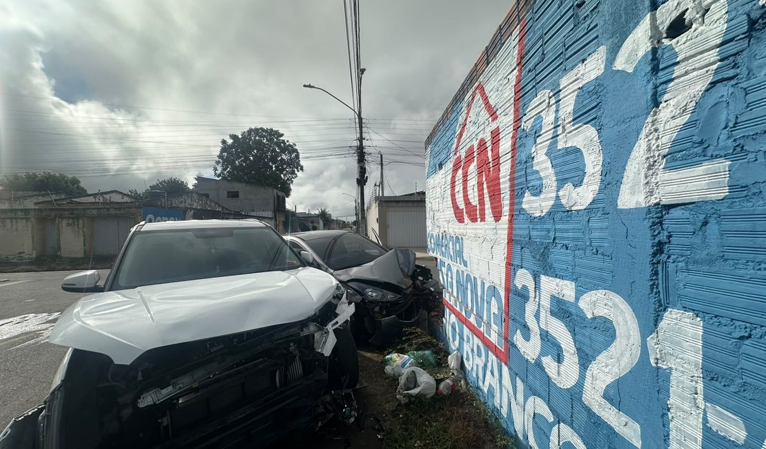Motorista avança placa de pare e causa batida no bairro São Luiz I; veículos colidiram contra muro
