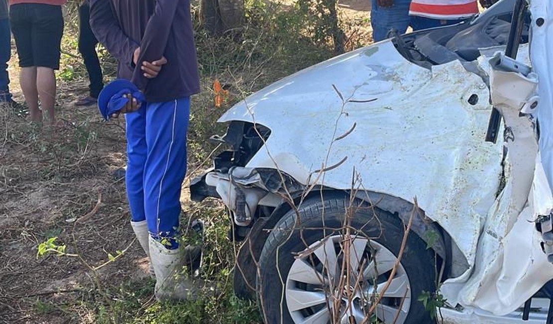 Duas pessoas morrem e mulher fica ferida em capotamento em estrada vicinal, em Dois Riachos