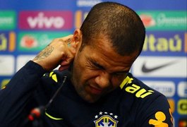 Declaração de Daniel Alves sobre morte de zagueiro incomoda imprensa italiana