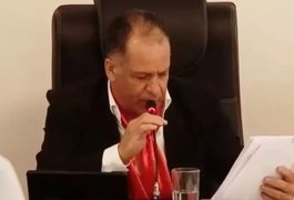 Vereador protagoniza gafe ao convidar Brizola para sessão em Câmara no RS