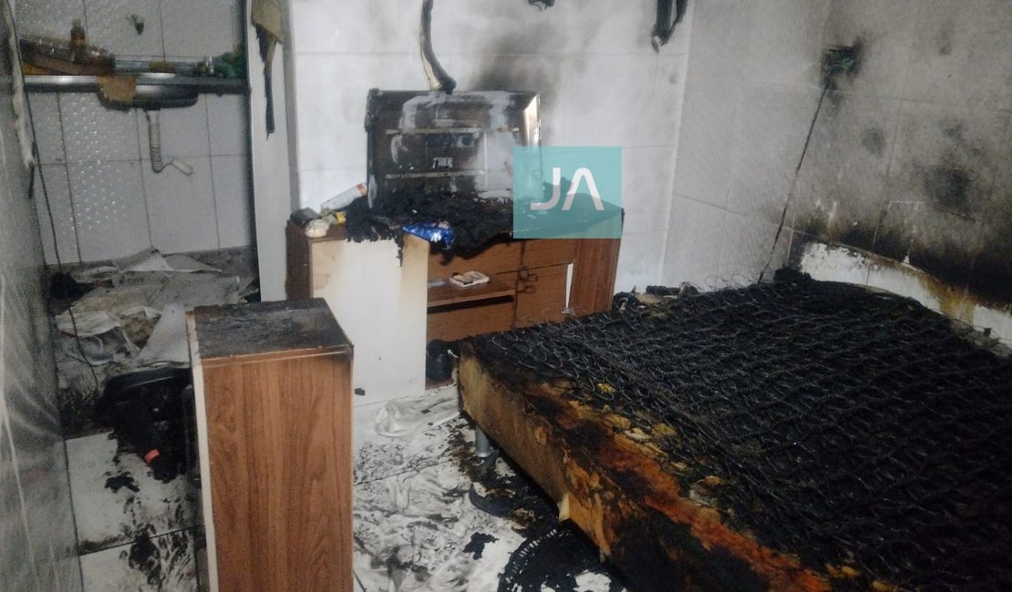 Quitinete é atingida por incêndio ao lado do Mercado do Artesanato, em Arapiraca