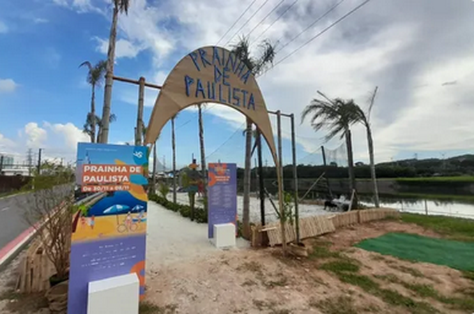 'Prainha' com quadra de beach tennis às margens de rio poluído em SP tem baixa adesão, lixo boiando e pernilongos