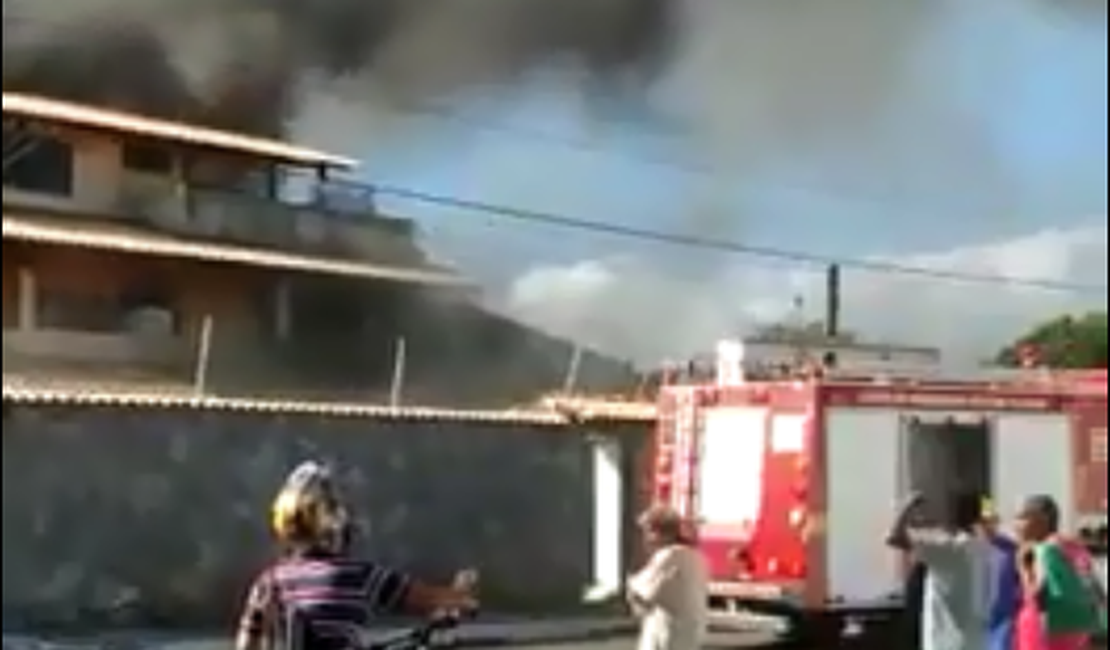 VÍDEO. Incêndio atinge residência usada como depósito de material reciclável