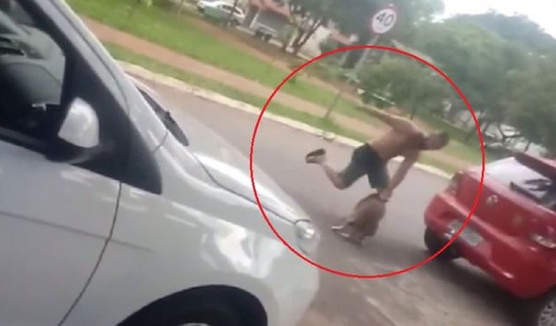 Vídeo mostra homem agredindo cachorro com chutes e socos em Goiânia
