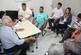 Prefeito surpreende sindicato e participa de reunião na Secretaria da Educação