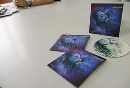 Cantor arapiraquense lança seu primeiro álbum 'Liberdade'