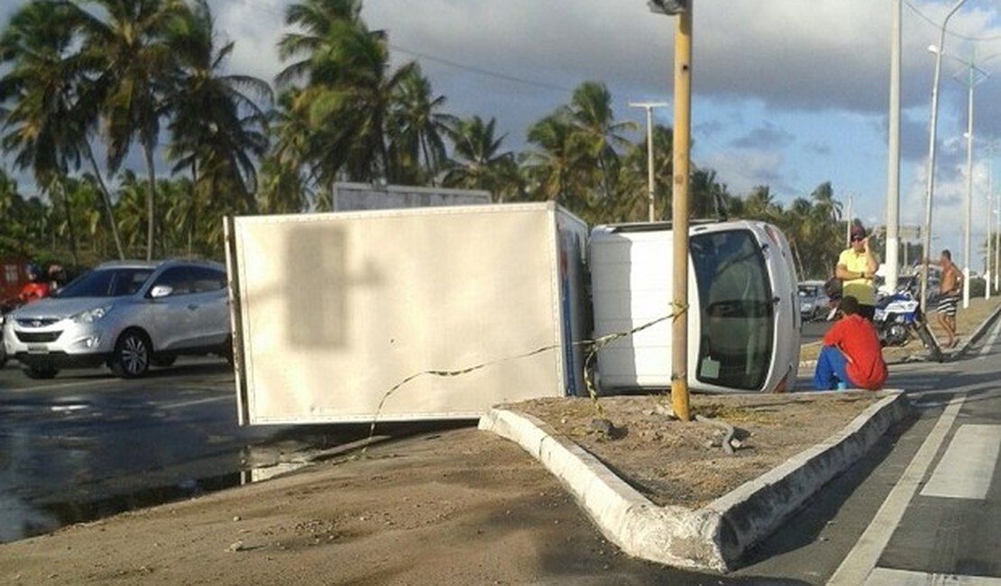 Colisão entre carro e caminhão deixa feridos no Pontal da Barra, AL