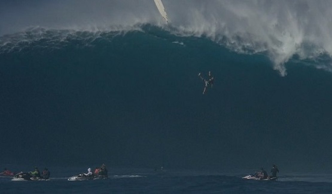 [Vídeo] Havaiano sofre queda livre de onda gigante em Jaws