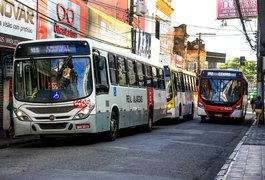 Mulher é importunada sexualmente em ônibus, em Maceió; vítima estava com companheira e autor também responderá por homofobia