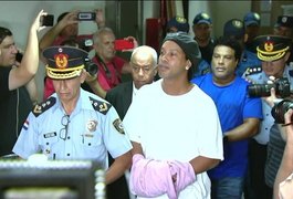 Ronaldinho Gaúcho e irmão deixam prisão para cumprir pena domiciliar em hotel