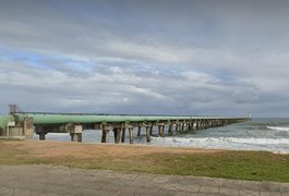 Jovem pula da passarela do emissário submarino, não consegue sair do mar e é resgatado em Maceió