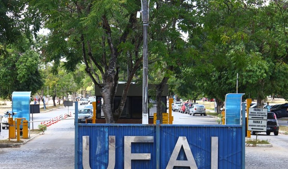 Servidores técnicos da Ufal fecham entrada da instituição em Maceió
